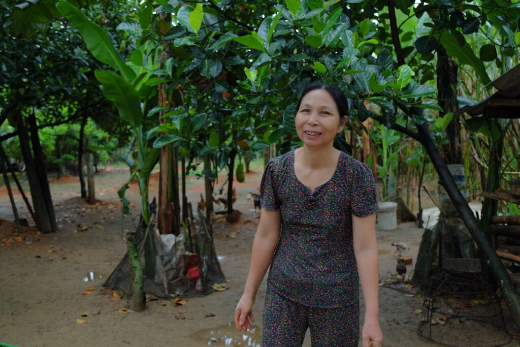 mình chụp mẹ và chiếc vườn